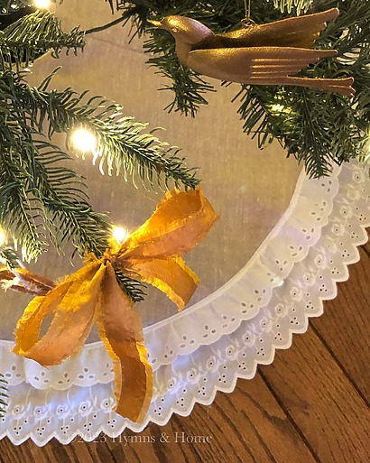 Simple DIY Christmas Tree Skirt by Hymns & Home