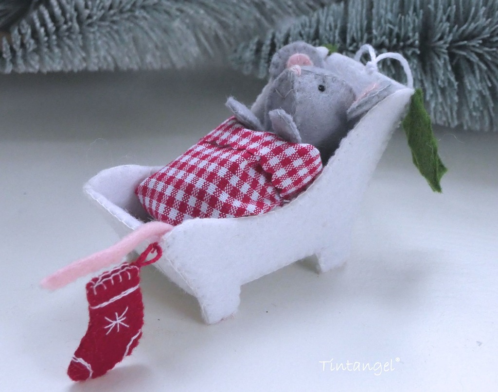 Christmas Mouse Under a Blanket Pattern by Wool Felt Wonders