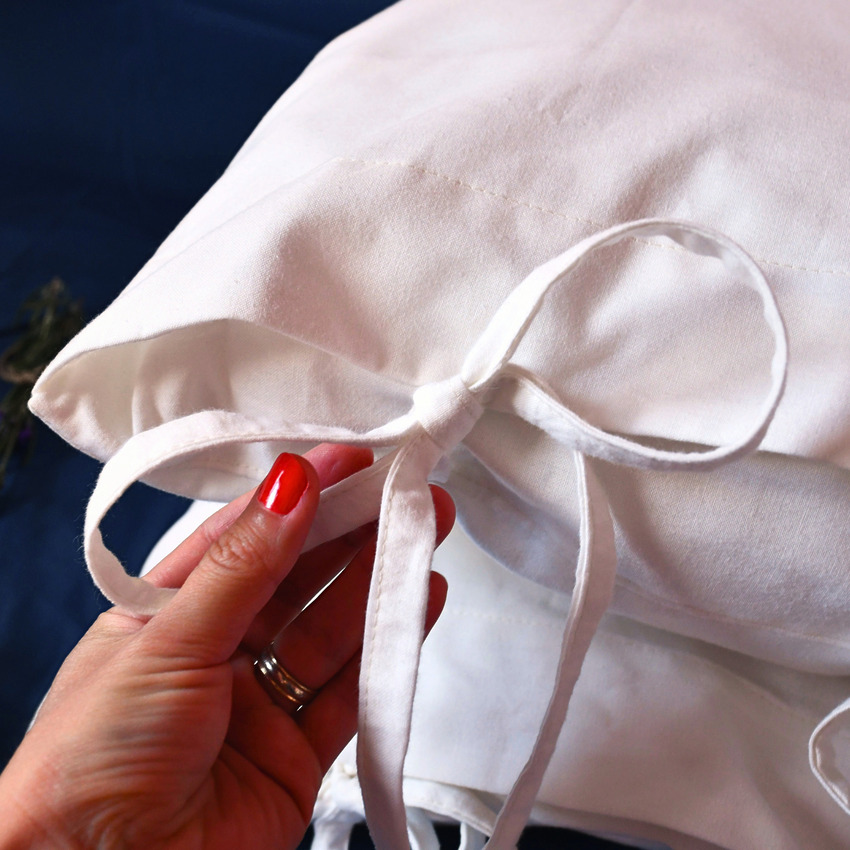 How to make an easy envelope pillowcase with ties - DIY sewing tutorial