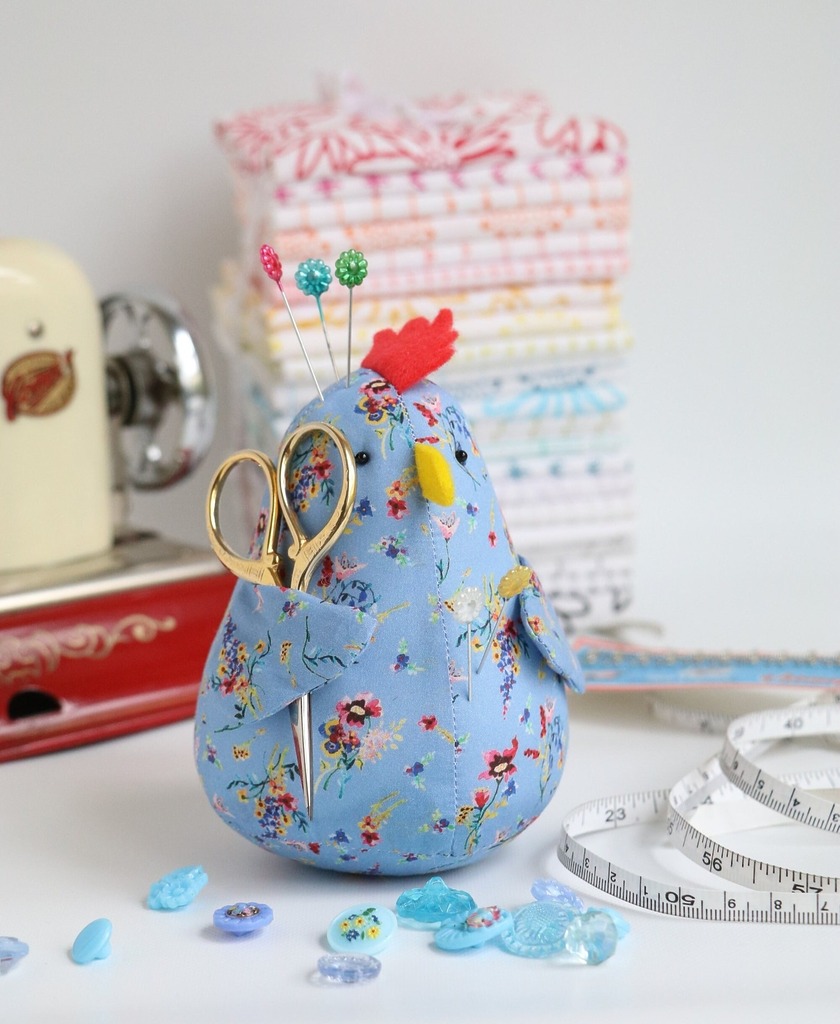 Chicken Pincushion & Scissor Holder by Ricracsews