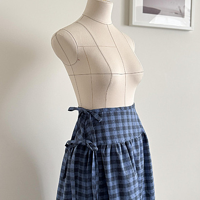 PDF La Ciotat Wrap Skirt Pattern
A breezy, lightweight summer wrap skirt with flat tummy panel detailing and a sweet double-wrap bow tie at the waist.