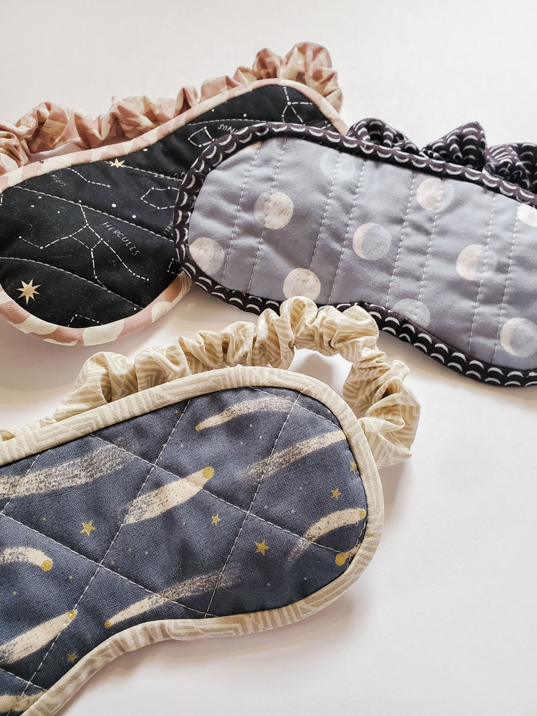 Quilted scrunchie-style sleep mask by Suzy Quilts (free pattern)