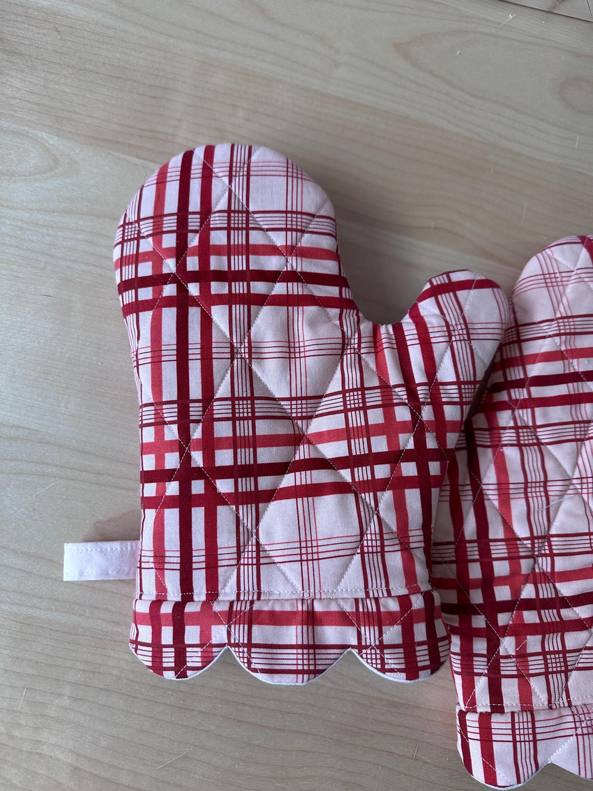 Scalloped Oven Mitt PDF by SavySewingDesigns